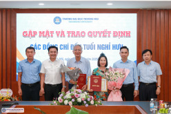 Gặp mặt và trao quyết định các đồng chí đến tuổi nghỉ hưu