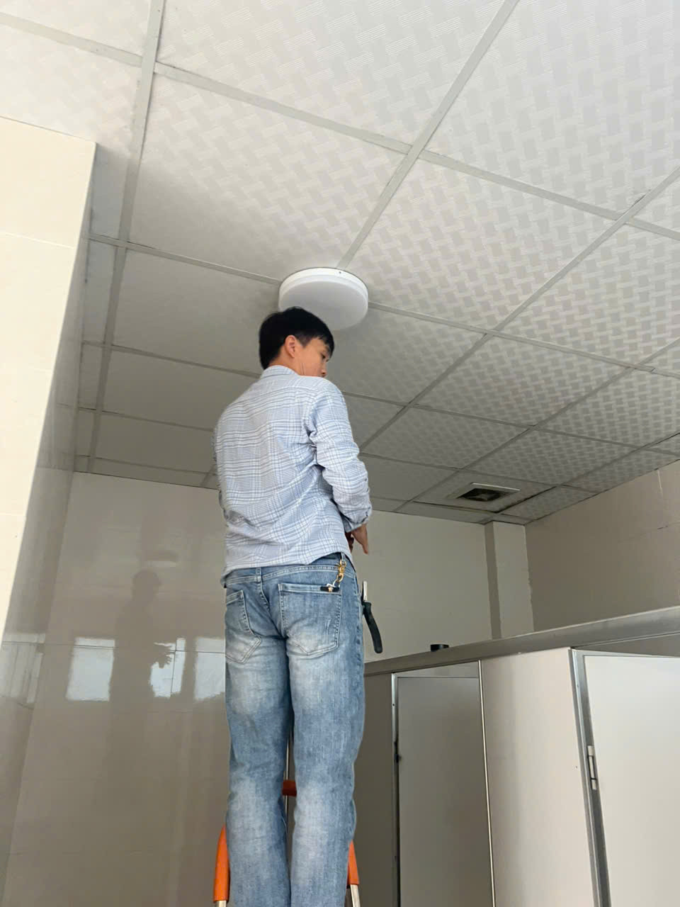 MỘT SỐ HÌNH ẢNH THAY ĐÈN LED TẠI CÁC KHU VỰC CÔNG CỘNG CỦA TRƯỜNG