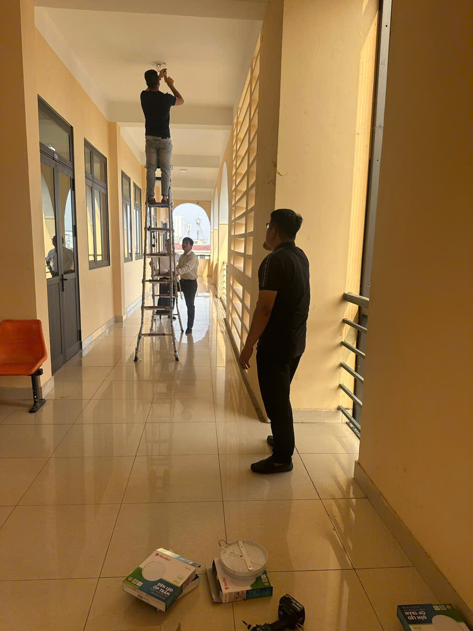 MỘT SỐ HÌNH ẢNH THAY ĐÈN LED TẠI CÁC KHU VỰC CÔNG CỘNG CỦA TRƯỜNG
