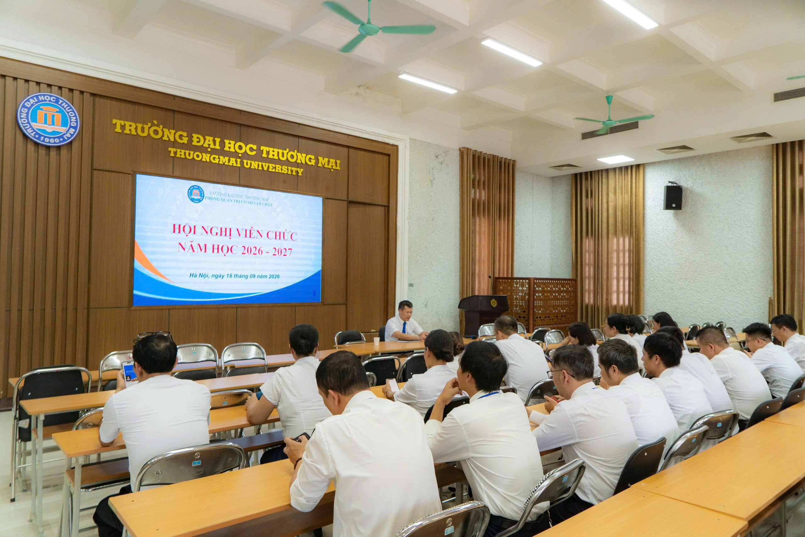 HỘI NGHỊ VIÊN CHỨC PHÒNG QUẢN TRỊ CSVC NĂM HỌC 2026-2027