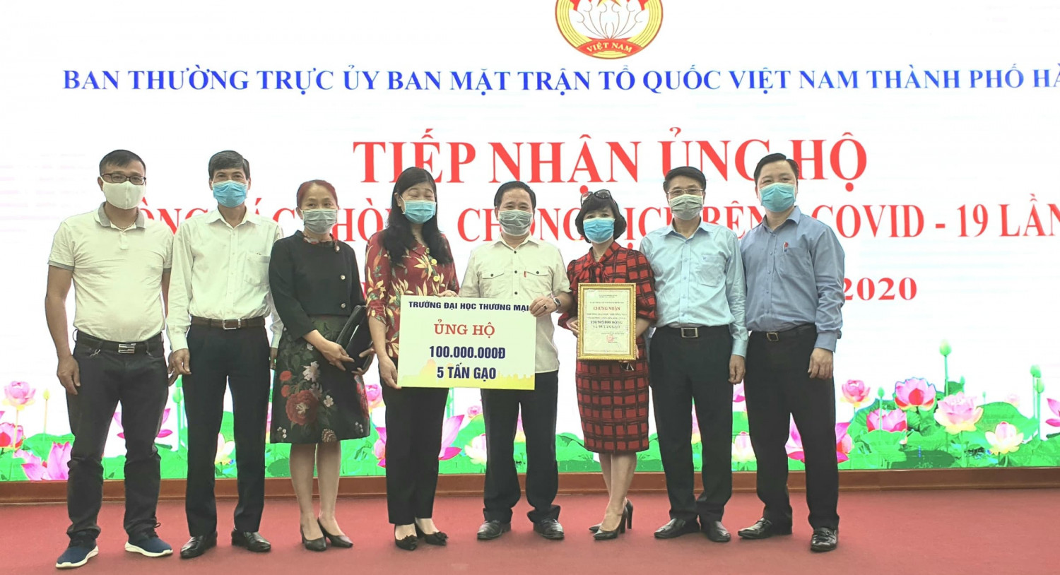 Trường Đại học Thương mại ủng hộ Bệnh viện Nhiệt đới Trung ương Cơ sở II